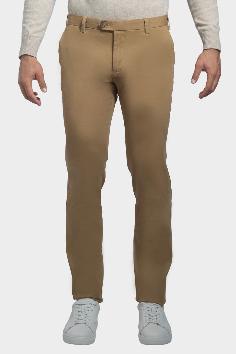 Imagen de Pantalón informal modelo Chino en algodón sarga, color liso, ajuste regular.