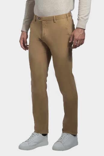 Imagen de Pantalón informal modelo Chino en algodón sarga, color liso, ajuste regular.