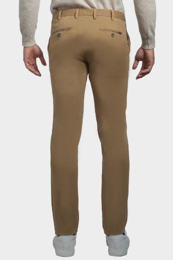 Imagen de Pantalón informal modelo Chino en algodón sarga, color liso, ajuste regular.