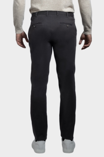 Imagen de Pantalón informal modelo Chino en algodón sarga, color liso, ajuste regular.