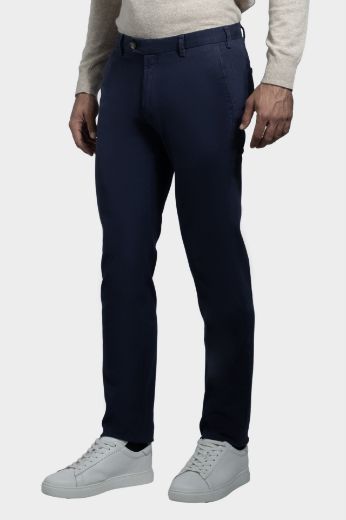 Imagen de Pantalón informal modelo Chino en algodón sarga, color liso, ajuste regular.