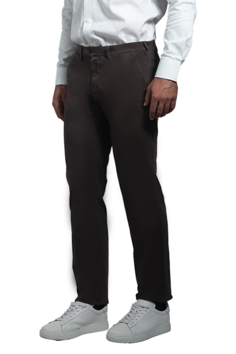 Picture of Pantalón informal modelo Chino en algodón sarga, color liso, ajuste regular.