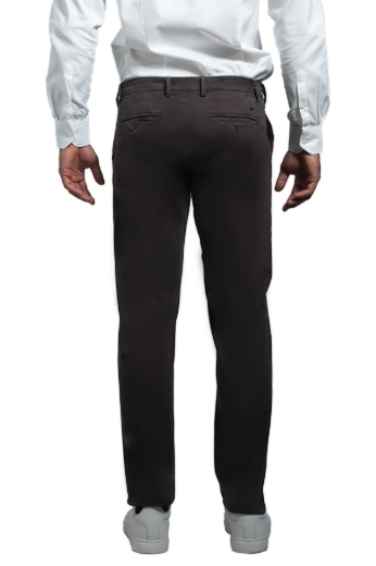 Picture of Pantalón informal modelo Chino en algodón sarga, color liso, ajuste regular.