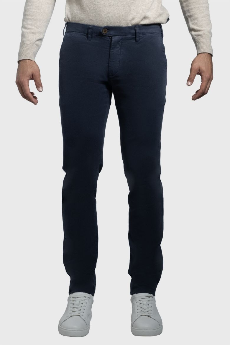 Imagen de pantalón chino de tejido estampado teñido